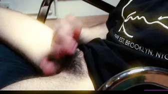 Jovem masturba seu grande pau de mole a duro em close up