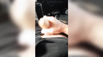 Jovencito atado se masturba la polla grande con un anillo para el p...