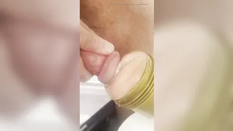 Joven americano se engrasa y juega con su gran polla