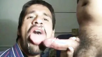 Esclavo sumiso haciendo una garganta profunda a la enorme polla de ...