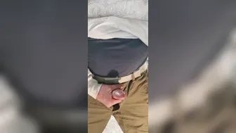 Twink hétero recebe punheta com pau grande close up gozada