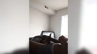 Joven negro con polla grande se masturba solo y dispara semen