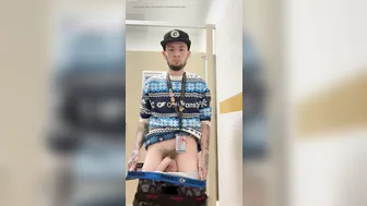 Homem trabalhador mostra seu grande pau em mercadoria of