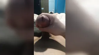 Jeune latino travesti en solo branlette avec éjaculation grosse bite