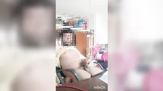 طالب هندي يستمني زبه الكبير على مكتب الدراسة