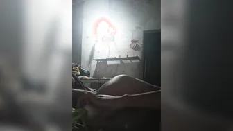 Twink paquistanês estica seu buraco com consolo preto gigante
