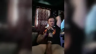 Tipo mira hentai mientras su juguete le masturba la gran polla dura