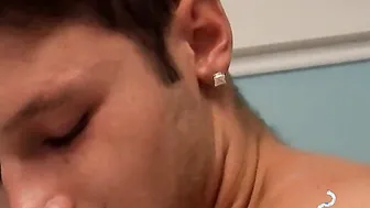 小鲜肉在恋物癖自慰会中一边抽烟一边撸硬鸡巴