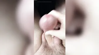 Behaarter deutscher daddy masturbiert und spritzt aufs bett