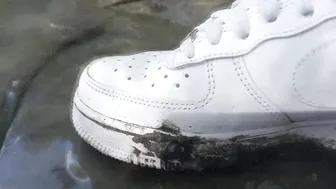 Twink aplasta barro en zapatillas nike air force 1 sin calcetines