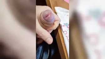 Jock italiano se masturba su gruesa polla y dispara una gran carga