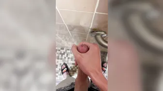 Jeune mince se branle et jouit sous la douche publique