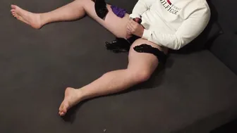 Twink travesti se branle et jouit dans les culottes de sa demi-sœur