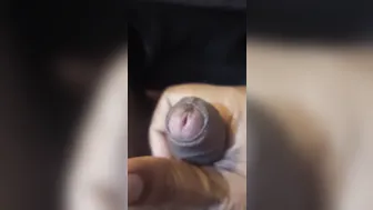 Un jovencito ve romance gay y se masturba la verga sin cortar hasta...