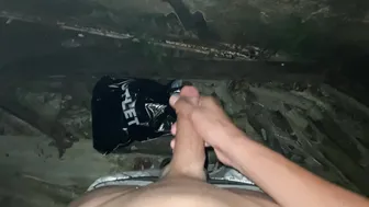 Twink bate punheta no pau preto grande e goza na floresta
