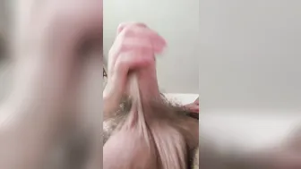 دب غير مختون بزب كبير يستمني ويقذف حليباً سميكاً
