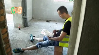 El obrero de la construcción aki pillado pajeándose la polla grande...