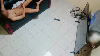 الفتى الناعم يغري عامل الإصلاح لمص الزب على الأريكة