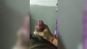 Desi-indischer student wichst im badezimmer seinen großen schwanz