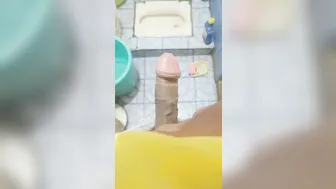 Chico asiático solo se masturba su gran polla negra