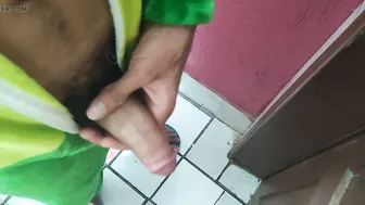 El twink se masturba la polla hasta ponerse bien duro