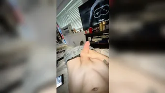 Jeune twink maigre branle sa grosse bite en solo