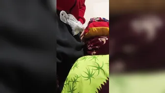 若いインドの筋肉男が性玩具で新しいオナニー方法を試す