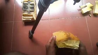 भारतीय आदमी बाथरूम में घरेलू चोदने की मशीन से सोलो करता है