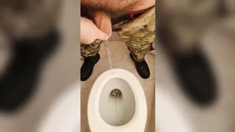 волосатый военный мужчина писает и курит во время одиночной мастурб...
