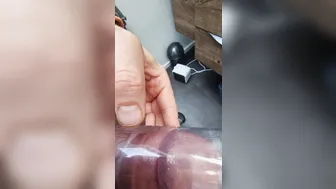 Cara peludo não circuncidado bombeia seu pau grande com uma bomba p...