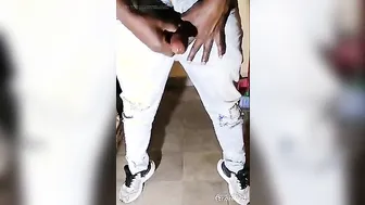 Twink en jeans ajustados se masturba la polla grande y sin cortar h...