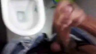 شاب باكستاني ي masturbate زبه الكبير غير المختون في الحمام