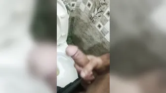 Tipo musculoso se masturba la gran polla en la ducha y se corre
