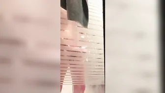 Le beau-frère filme secrètement un twink qui se branle dans la sall...
