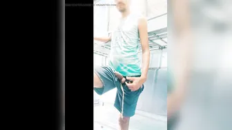 Chico gay indio se masturba solo con polla grande y paja