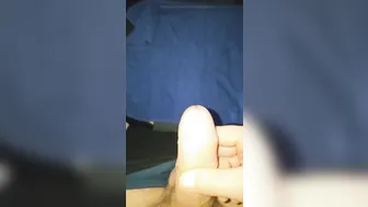Twink não circuncidado masturba seu pau grande até gozar intensamente