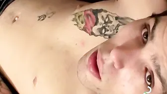 Twink tatuado fuma y se masturba la polla dura en solitario