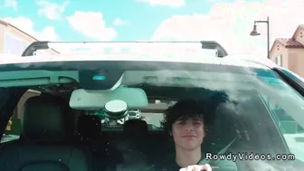 Hombre maduro musculoso coge a pelo y le lame el culo a un joven twink
