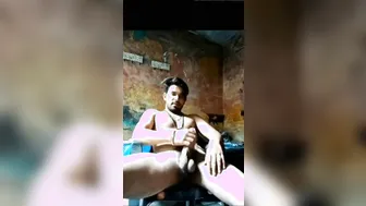 Chico desi se masturba su gran polla durante una llamada de video c...