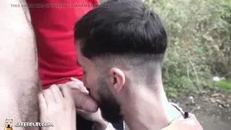 Twink arabe suce deux grosses bites en plan à trois en plein air