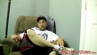 Amador tatuado billy bob masturba seu pau e goza uma grande carga d...