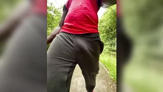 فحل أسود بدون ملابس داخلية في العامة مع انتفاخ ضخم