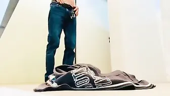 Cara tira a roupa toda no banheiro público e anda até a porta