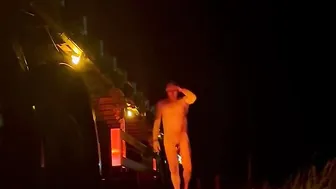 Papai caminhoneiro peludo tira a roupa e bate punheta na beira da e...