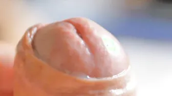 Se branler au bord de l'orgasme et suinter de pré-sperme avant un é...