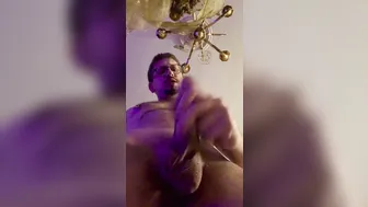 شاب سولو يستمني زبه الكبير غير المختون حتى القذف