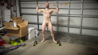 Papá hetero musculoso se masturba sin manos