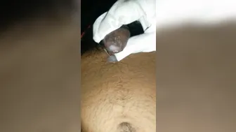 старый медведь-врач мастурбирует и трахает пальцами своего молодого...