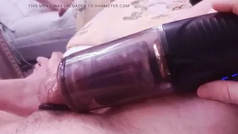 Amateur americano bien dotado estira su nuevo juguete sexual con su...