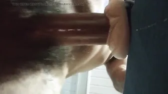 Papá gay mayor se masturba la polla grande y se mete un juguete en ...
